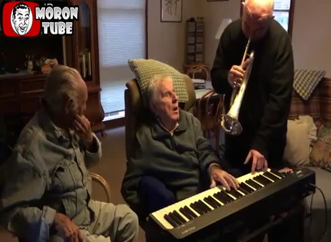 Video :After having a stroke, he resumes playing the piano at the age of 95